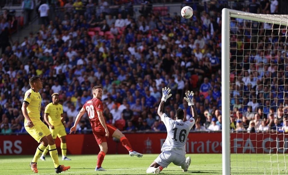 欧冠决赛用球谍照：包含白+深紫，灵感来自举办城市布达佩斯